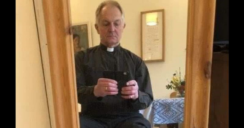 Poljski svećenik izazvao je salve smijeha na FB-u objavom selfija, jedan detalj ukrao je cijeli show