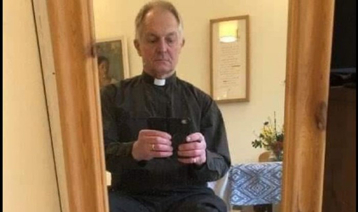 Poljski svećenik izazvao je salve smijeha na FB-u objavom selfija, jedan detalj ukrao je cijeli show