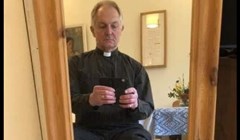 Poljski svećenik izazvao je salve smijeha na FB-u objavom selfija, jedan detalj ukrao je cijeli show