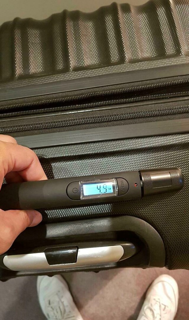 Kofer koji ima dodatak za mjerenje težine