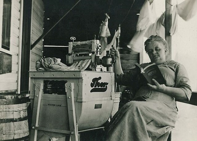 Kućanica pere rublje koristeći prvu električnu perilicu - Eatonville (oko 1910.)