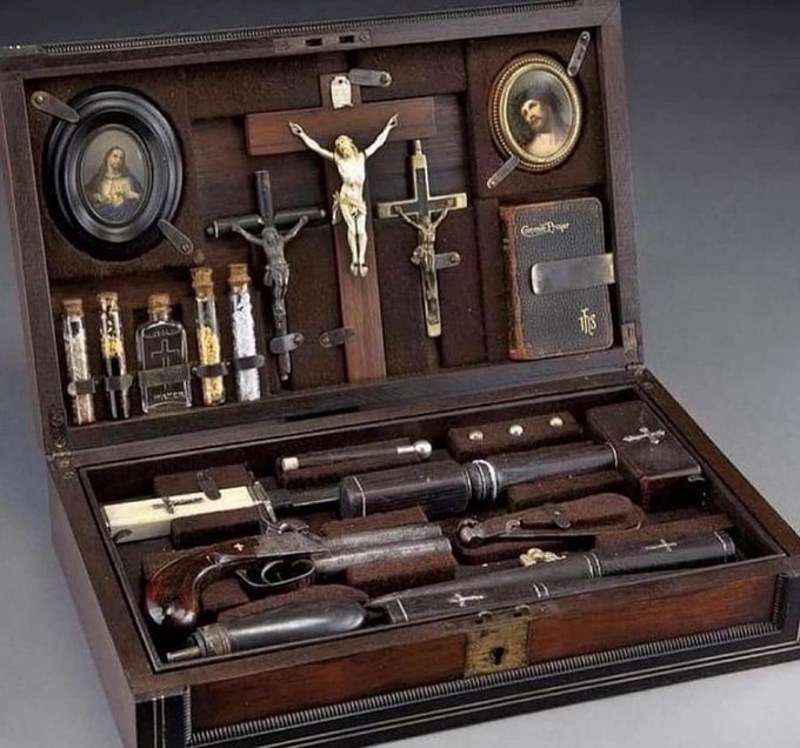 Pribor za ubijanje vampira iz 1800-ih.