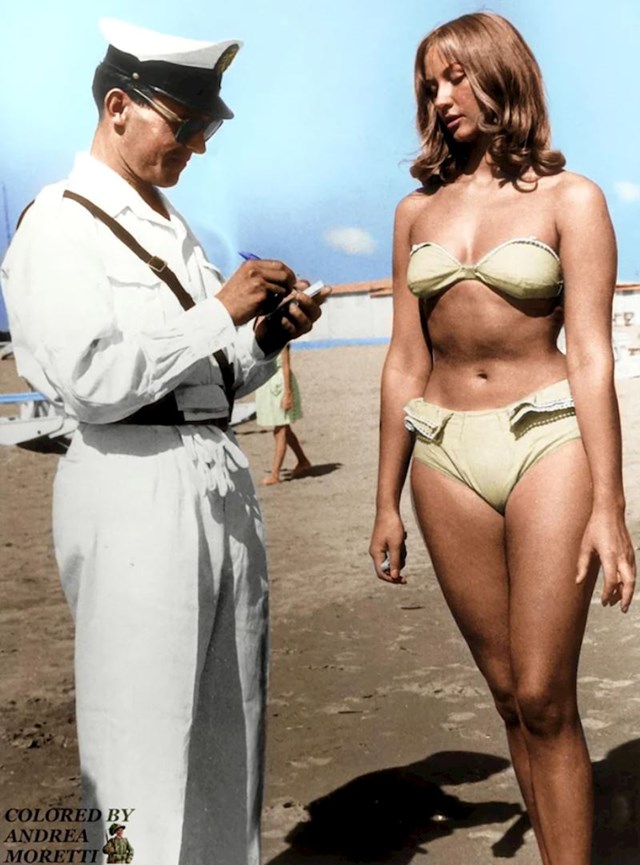 Prometni policajac piše kaznu za nošenje bikinija. Rimini, Italija, 1957.