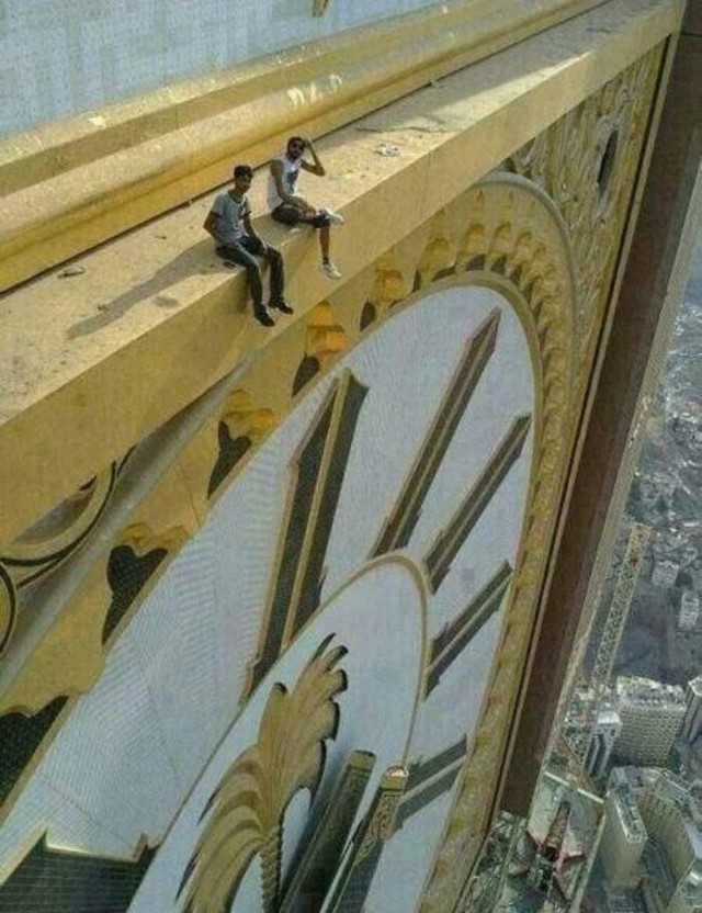 Ljudi sjede na tornju Abraj Al Bait u Meki