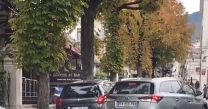 Snimka tipa koji čuva parking u Francuskoj apsolutni je hit na IG-u. Koja je ovo razina ludila?