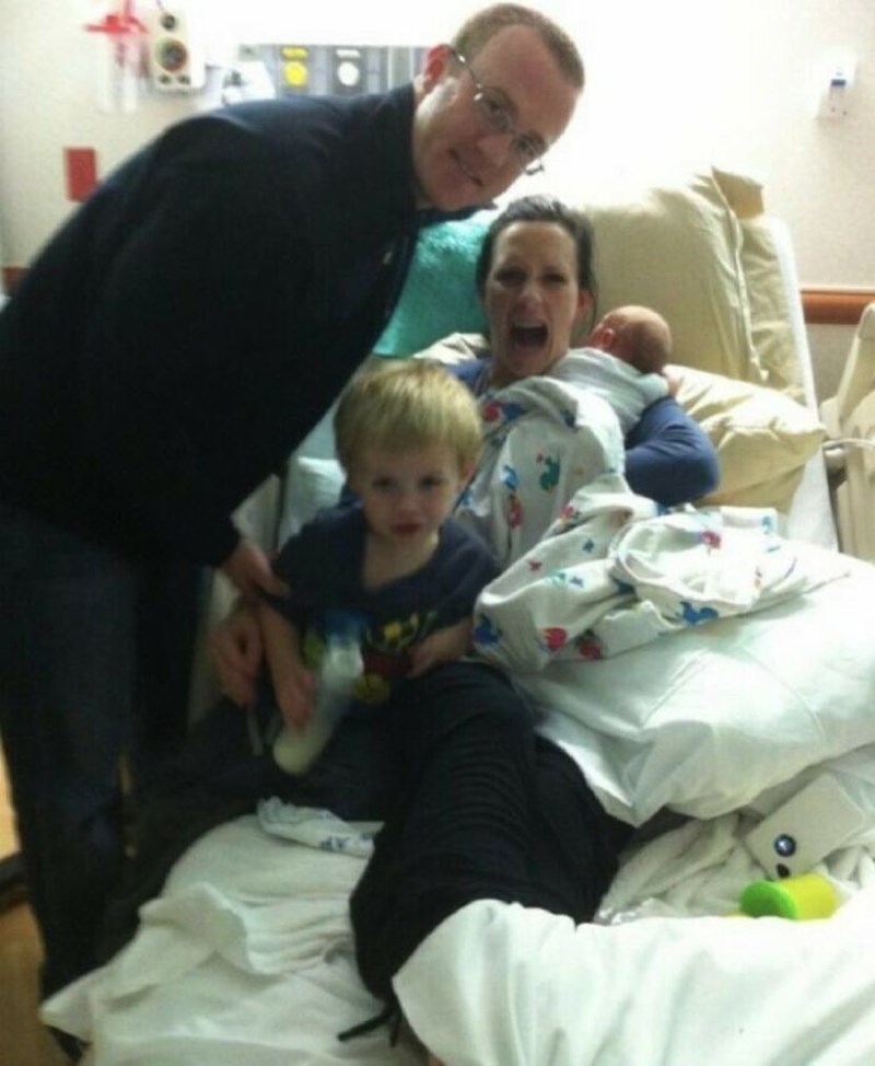 Stariji sin je skočio na krevet za fotku i udario me u šavove od carskog