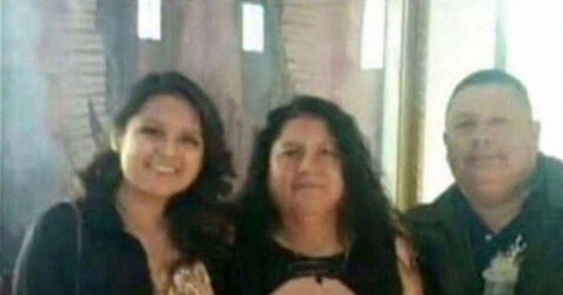 Obitelj se fotkala na svadbi, zbog nezgodnog dizajna mamine haljine sada su viralni hit