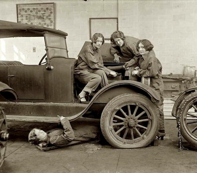 Srednjoškolke uče finese automehanike 1927.