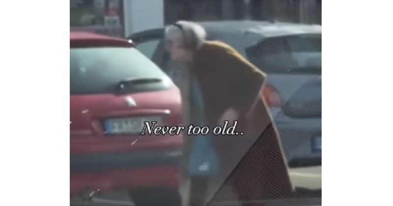 Bakica je šetala preko parkinga, a onda je neočekivanim potezom oduševila mreže. Kakva frajerica!