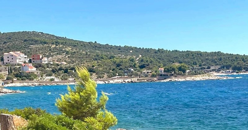 Fotku žene koja se sunča u Dalmaciji lajkaju tisuće na Fejsu, odmah će vam biti jasno zašto