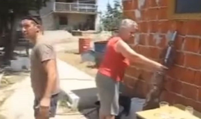 Ususret Uskrsu, internet je ponovno slomila legendarna snimka kaosa oko janjetine. Ovo je sve!