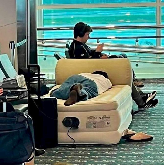 13. Tip je na aerodromu izvukao madrac, napuhao ga i zaspao