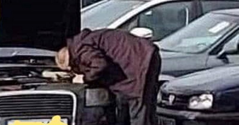 Fotka tipa koji popravlja auto šera se mrežama zbog bizarnog detalja, pogledajte što mu drži haubu