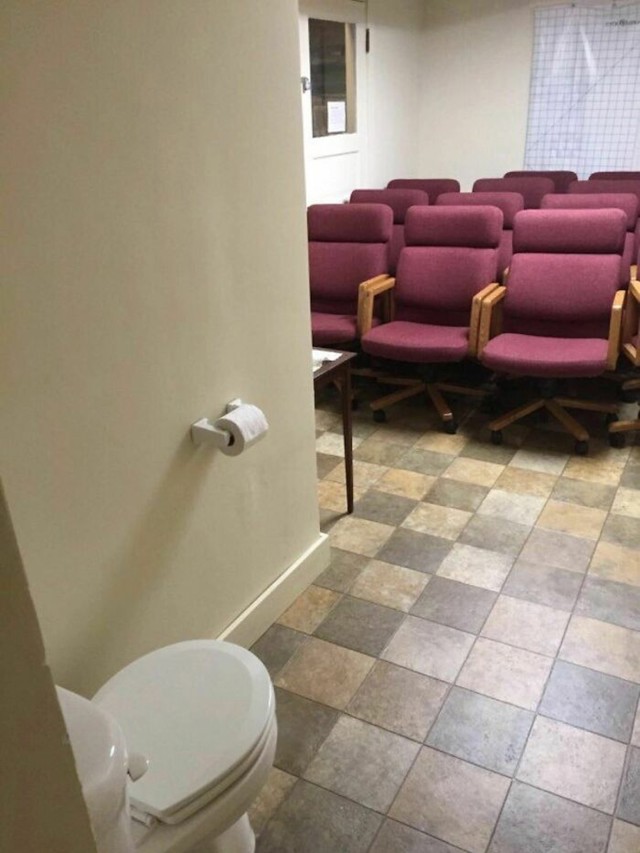 WC u dvorani za sastanke