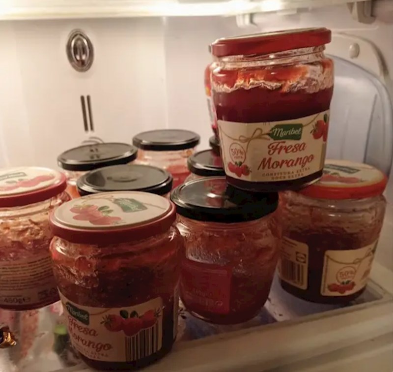 4. "Svaka ova staklenka je otvorena, ali ni jedna nije pojedena do kraja. Najgore od svega je što ima nekoliko staklenki koje su iste i sve su otvorene"