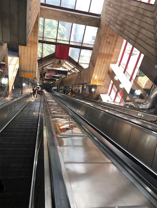 Neke stanice podzemne željeznice su poprilično duboke. U ovoj se pokretnim stepenicama "vozite" 2 i pol minute do platforme.