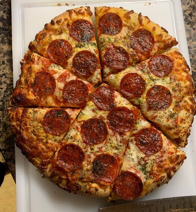 9. "Moj dečko ovako reže pizzu jer ne želi prerezati kulen. Razumijem ga, ali osjećam nemir dok gledam ove "kriške", ako se uopće tako mogu nazvati"