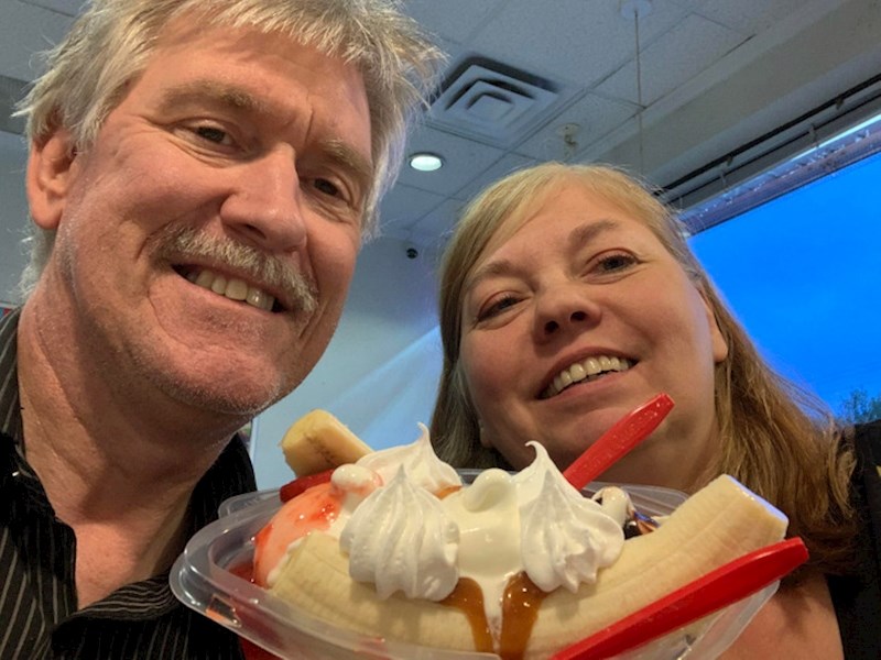 5. "Supruga i ja smo se prije 35 godina upoznali u slastičarnici dok smo jeli banana split. Otad se svake godine vraćamo u istu slastičarnicu za godišnjicu"