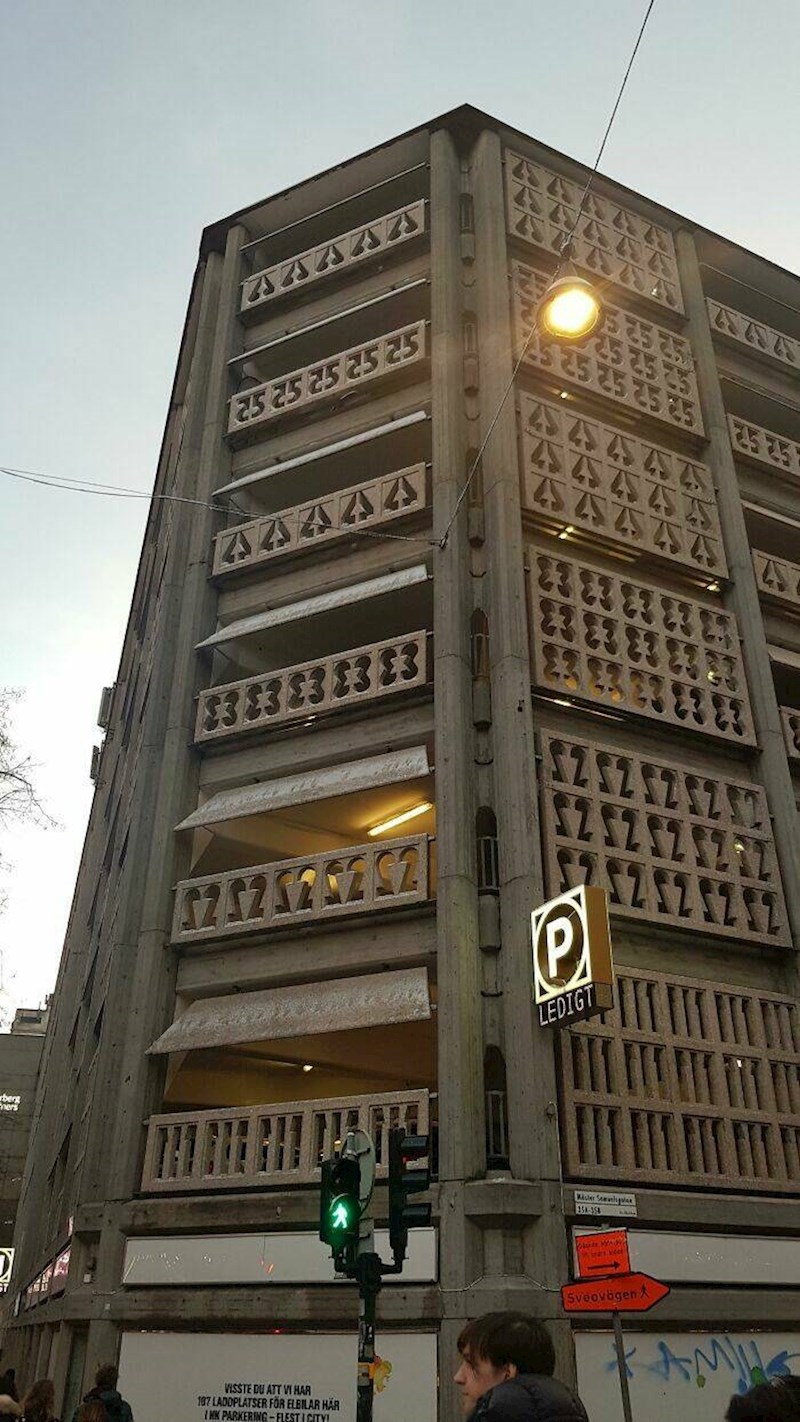 5. "Ova vrlo neobična zgrada na kojoj s vanjske strane pišu katovi"