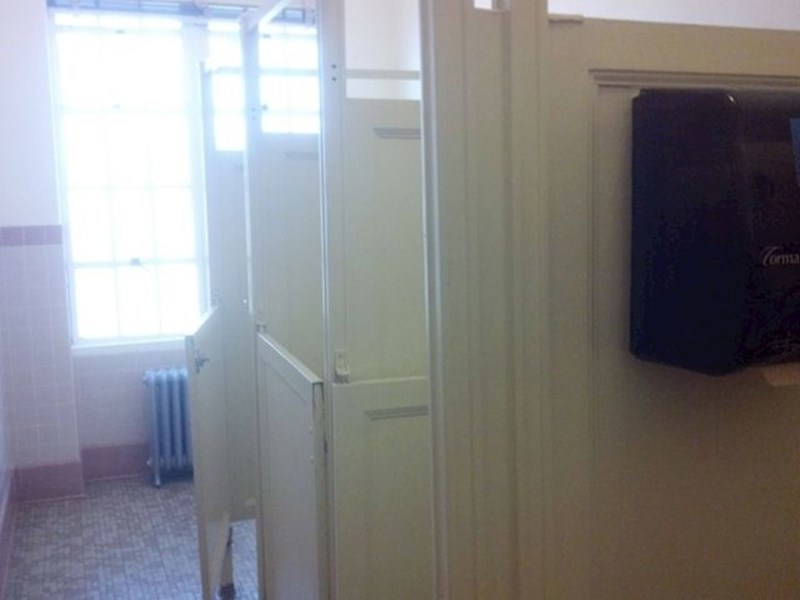 "Nije za sramežljive"- bi trebalo pisato na ovom wc