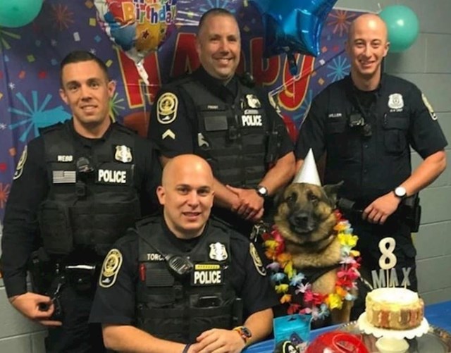 Ovi policajci su svom psećem kolegi Maxu organizirali rođendansku proslavu.