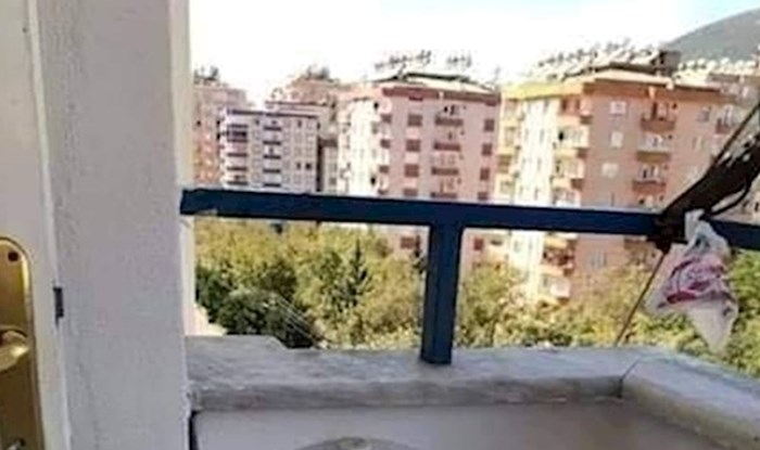Bizarna fotka iz Bugarske je pravi hit, morate vidjeti što je tip instalirao na balkon