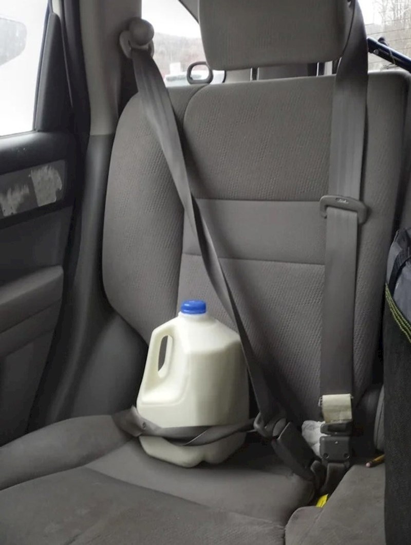 13. "Rekla sam kćeri da spremi mlijeko da se ne razlije po autu. Evo kako ga je osigurala"