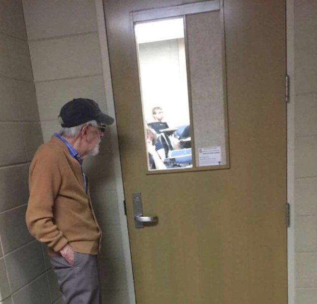 3. "Ovaj čovjek svaki put čeka svoju ženu nakon predavanja samo kako bi joj mogao otvoriti vrata."