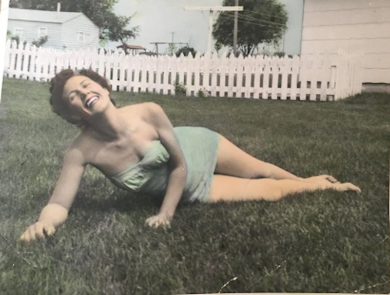 "Na ovoj slici su se moja baka i njezine frendice zabavljale i fotkale, snimljeno otprilike 1955. godine"