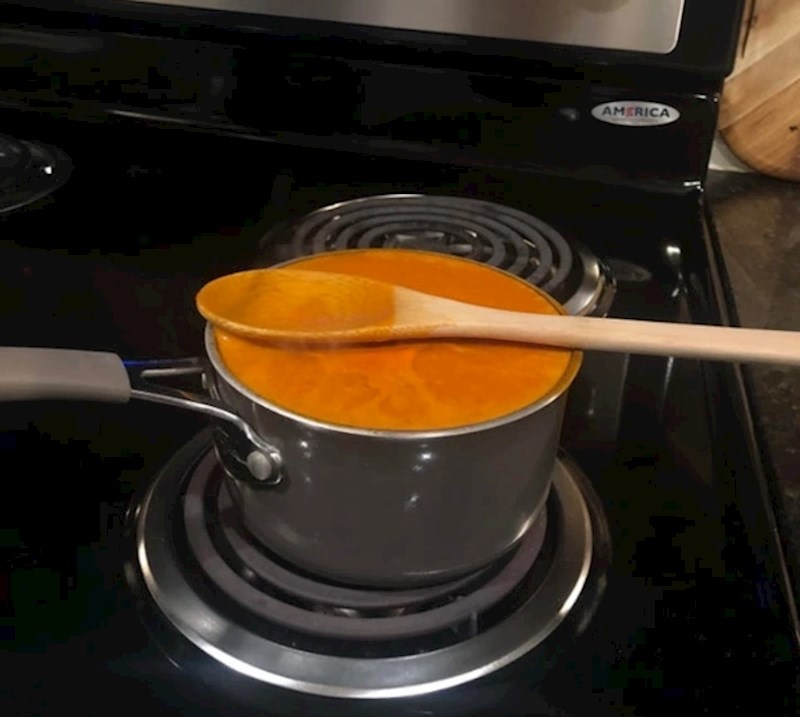 2. "Moj muž odbija koristiti veći lonac kad kuha juhu pa svaki put čeka da sve iskipi"