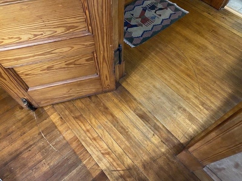 22. "Od godina i godina korištenja vrata, na podu je ostao trag otvaranja"