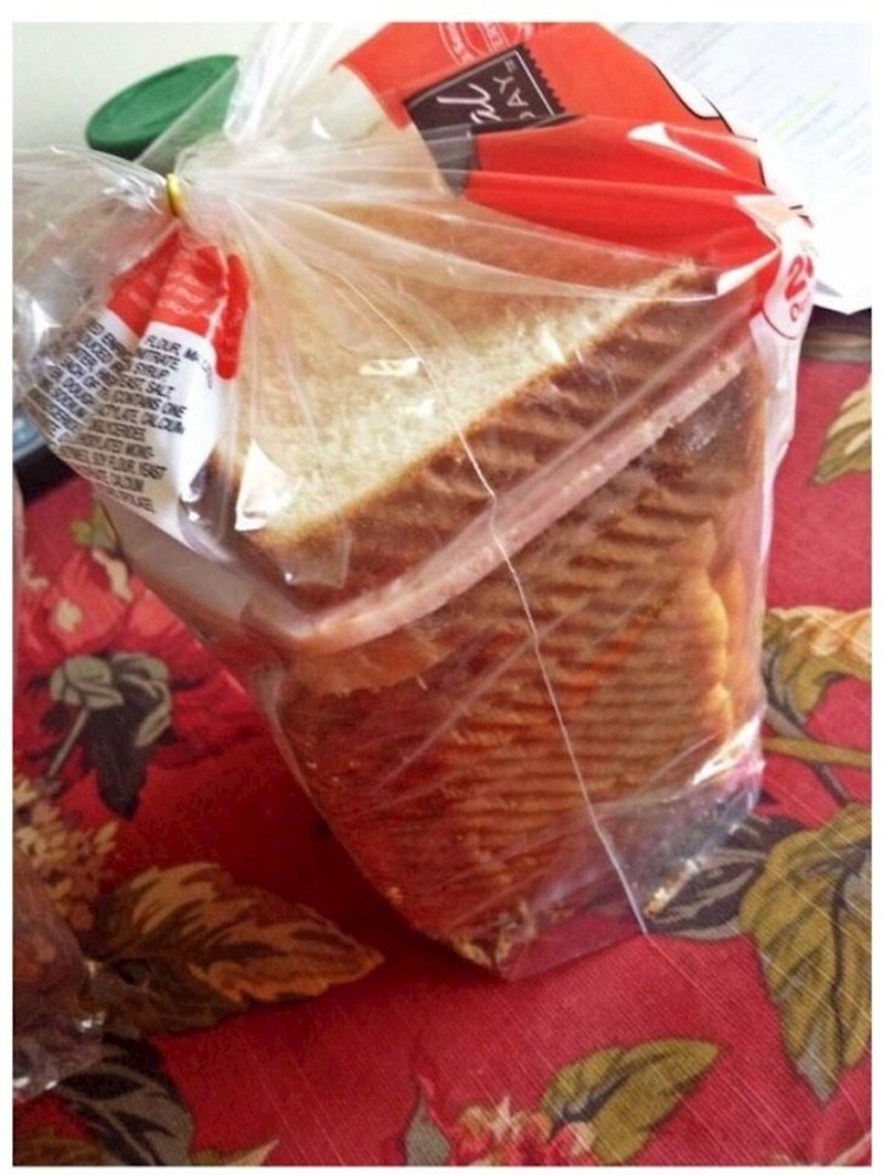 4. Tražio je sendvič više od pola sata i onda ga pronašao gdje je najmanje očekivao