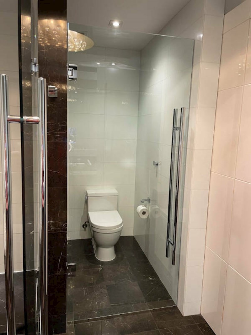 11. Nema do potpuno prozirnih vrata na wc-u