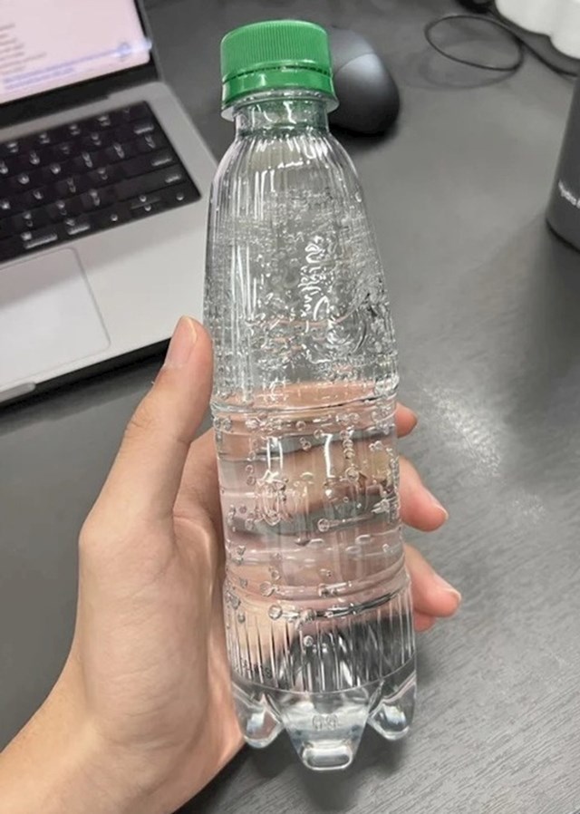 U Južnoj Koreji plastične boce za jednokratnu upotrebu nemaju plastičan omot kako bi ih bilo lakše reciklirati