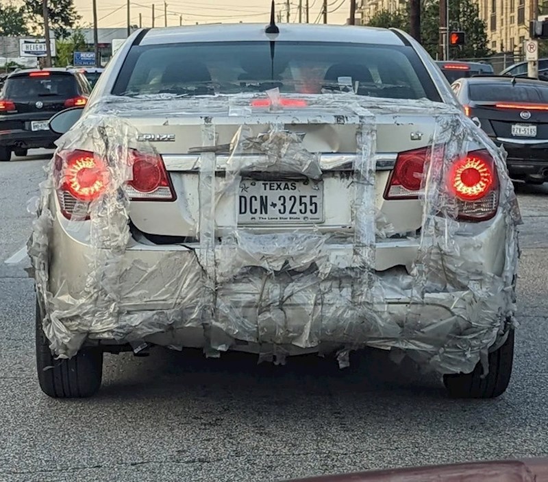 1. Za ovog čovjeka nema toga što ljepljiva traka ne može popraviti...