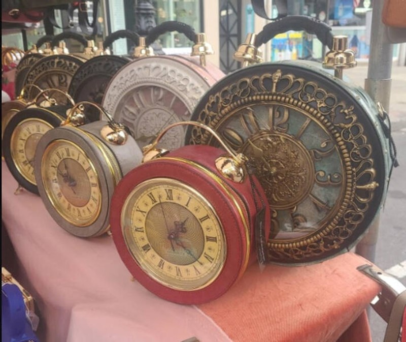 4. Iako je dizajn lijep, stvarno nije za torbicu...