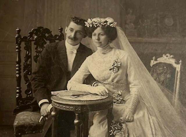 "Ovako su moji daleki pradjed i prabaka izgledali na svoj dan vjenačanja. Vjenčali su se negdje u Belgiji 1911. godine"