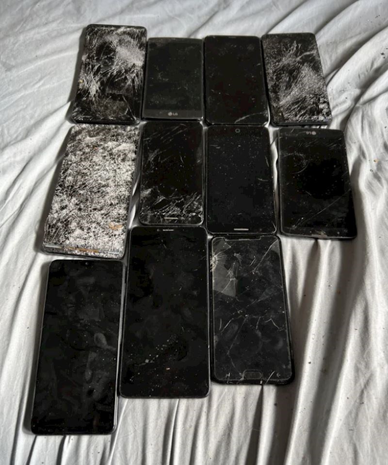 1. "U godinu dana je uspio potrgati i slupati čak 11 mobitela! Pa tko to radi?!"