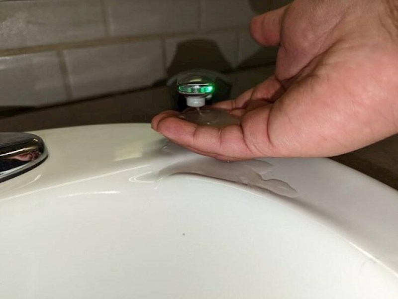 2. Više je sapuna na umivaoniku nego dlanu...