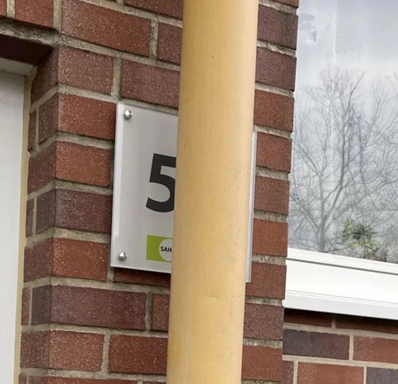 10. "Zbog stupa se ne vidi pola kućnog broja."