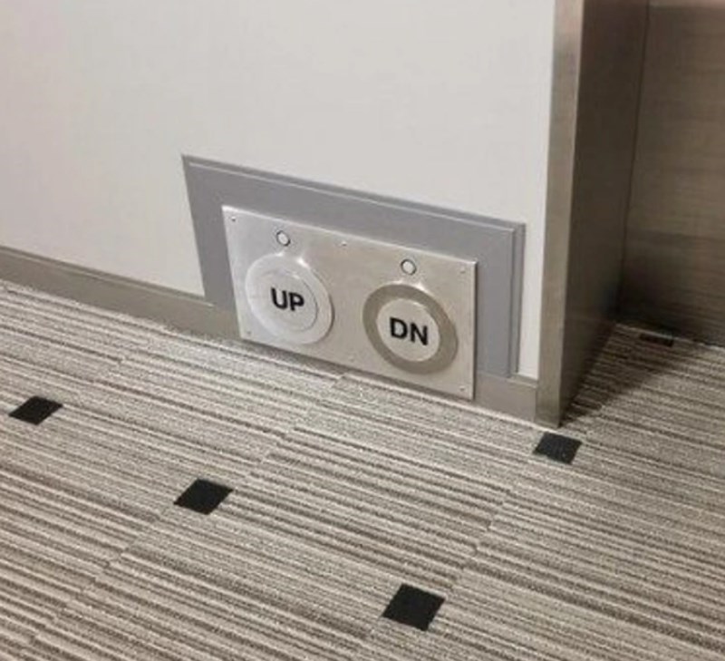 7. Tipke za lift koje se mogu pritisnuti nogama.