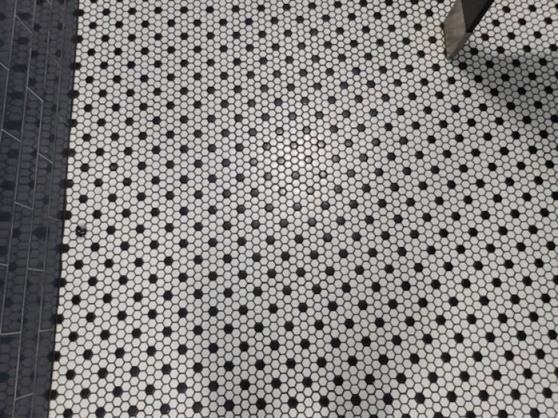 6. "Ispala mi je prozirna ljepljiva traka, zauvijek će ostati na pločicama"