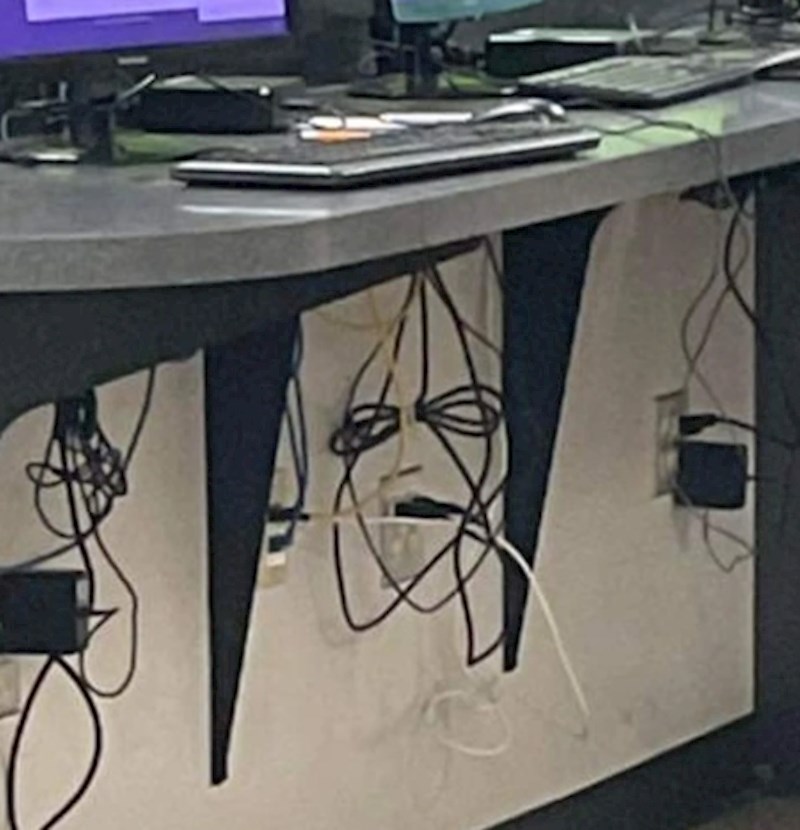 4. "Kablovi u uredu izgledaju kao ljudsko lice"