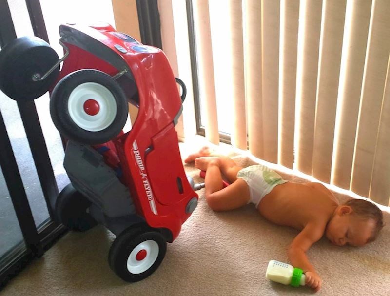 3. "Vozio je autić po kući i onda ovako zaspao. Nisam odoljela, a da ga ne slikam"