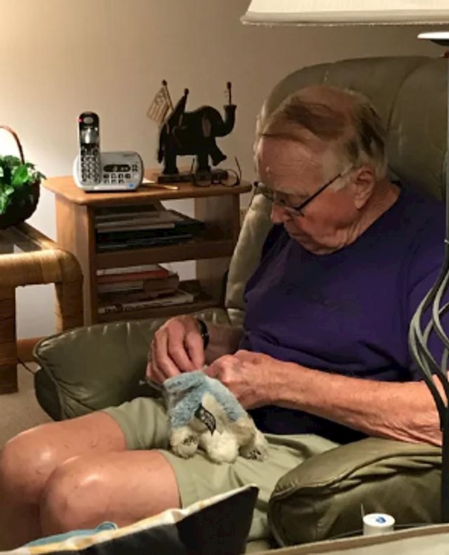 13. "Moj preslatki djed koji popravlja igračku nakon što su je psi podrapali"