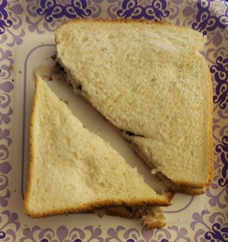 "Znam da pretjerujem, ali kako može ovako rezati kruh?!"