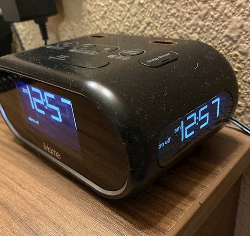 13. Digitalni sat koji pokazuje vrijeme i s bočnih strana