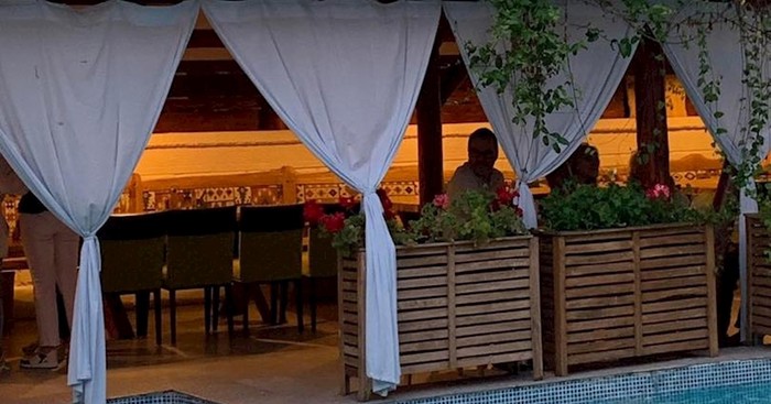 Netko je snimio neočekivanog gosta u jednom restoranu u Bugarskoj, fotka je nasmijala ljude na Fejsu