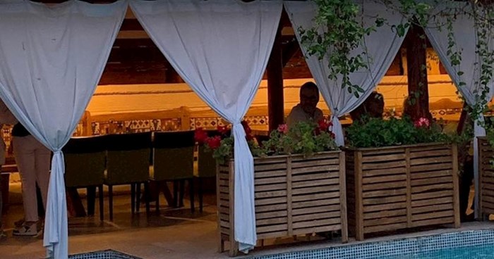 Netko je snimio neočekivanog gosta u jednom restoranu u Bugarskoj, fotka je nasmijala ljude na Fejsu