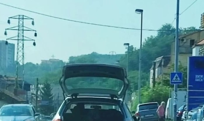 Netko je snimio totalan bizaran prizor u prometu, nećete vjerovati što se nalazi u praljažniku auta